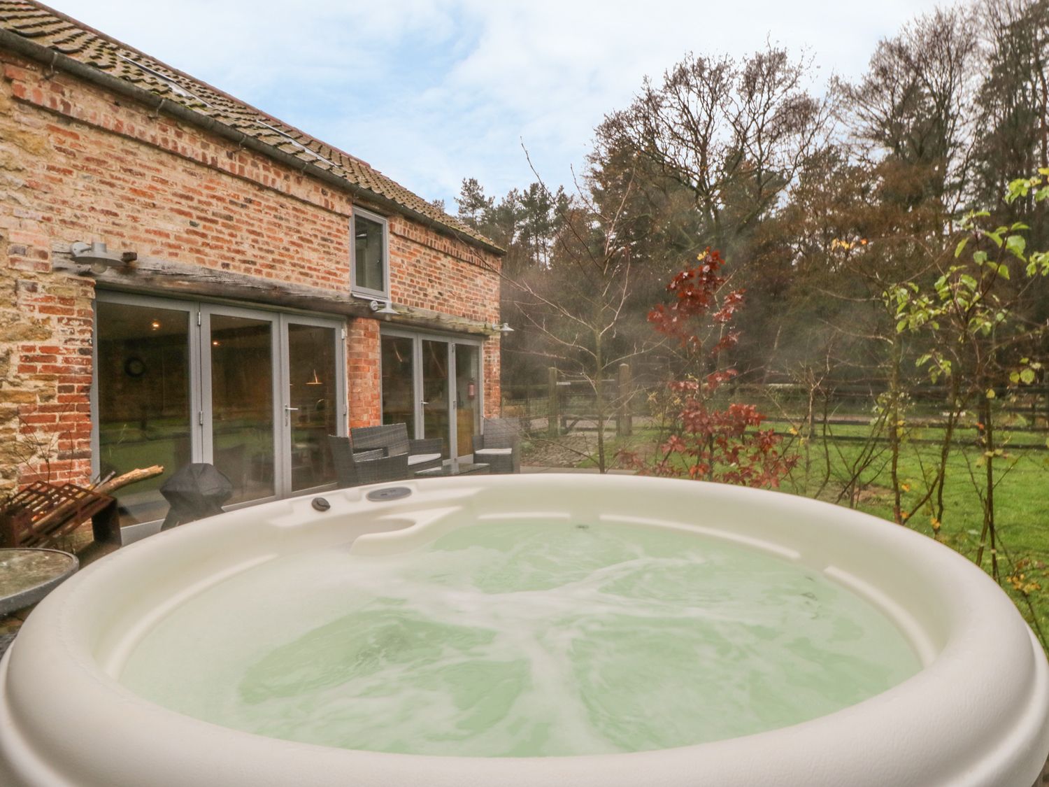 Chestnut Cottage at Bluebell Glade in Tealby near Market Rasen - sleeps 4 people
