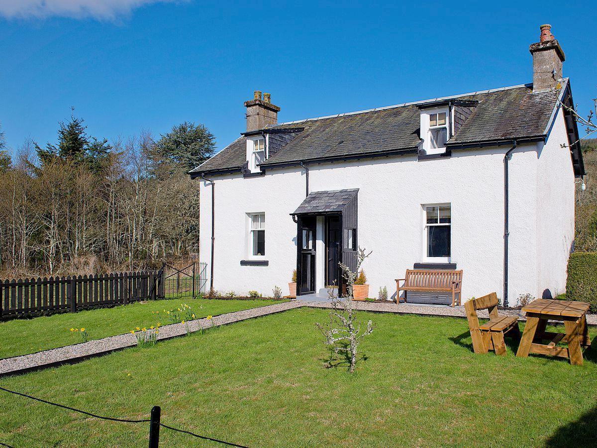 Dochgarroch Cottage from Scottish Cottages. Dochgarroch Cottage is in Inverness, InvernessShire
