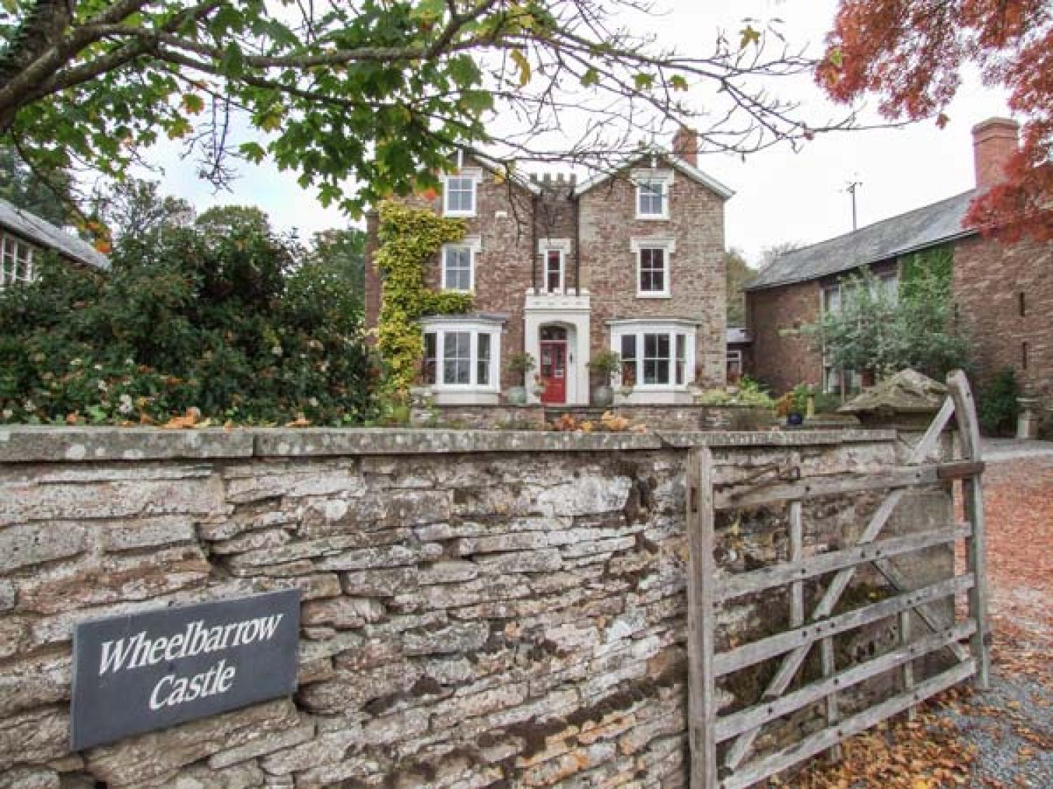 Wheelbarrow Castle from Sykes Holiday Cottages. Wheelbarrow Castle is in Stoke Prior near