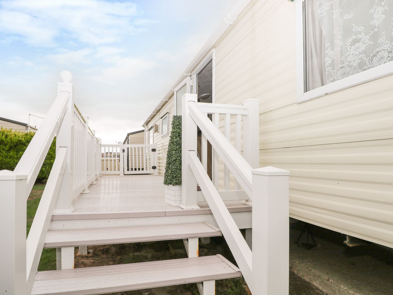 90 Solent Breezes from Sykes Holiday Cottages. 90 Solent Breezes is in