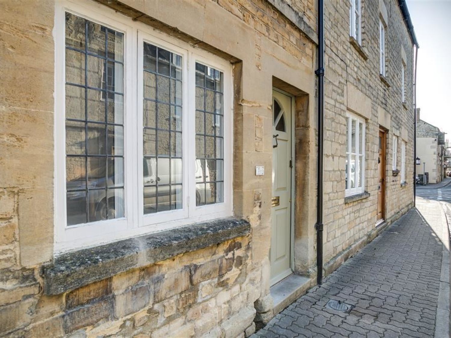 Aelia Cottage from Sykes Holiday Cottages. Aelia Cottage is in Cirencester Pet Friendly, read