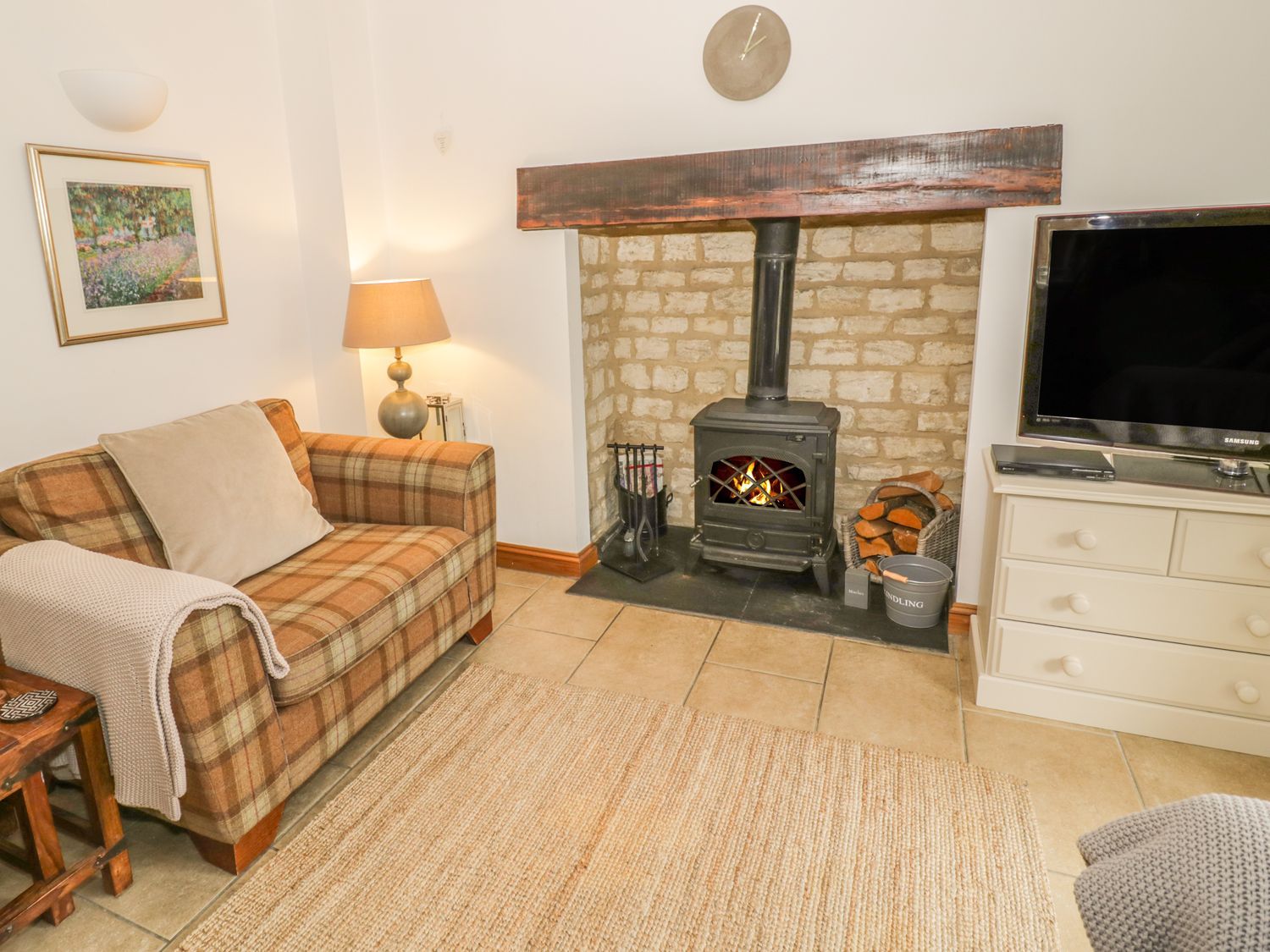 Bridge House from Sykes Holiday Cottages. Bridge House is in Cotswold Water Park Pet Friendly