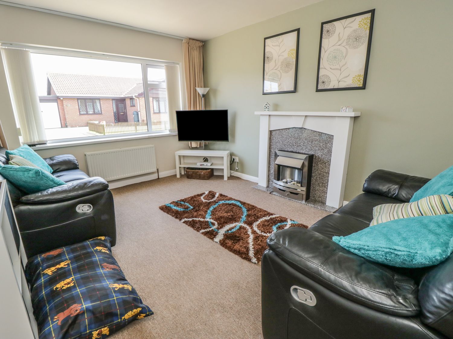 Eastbreeze from Sykes Holiday Cottages. Eastbreeze is in Sutton on Sea