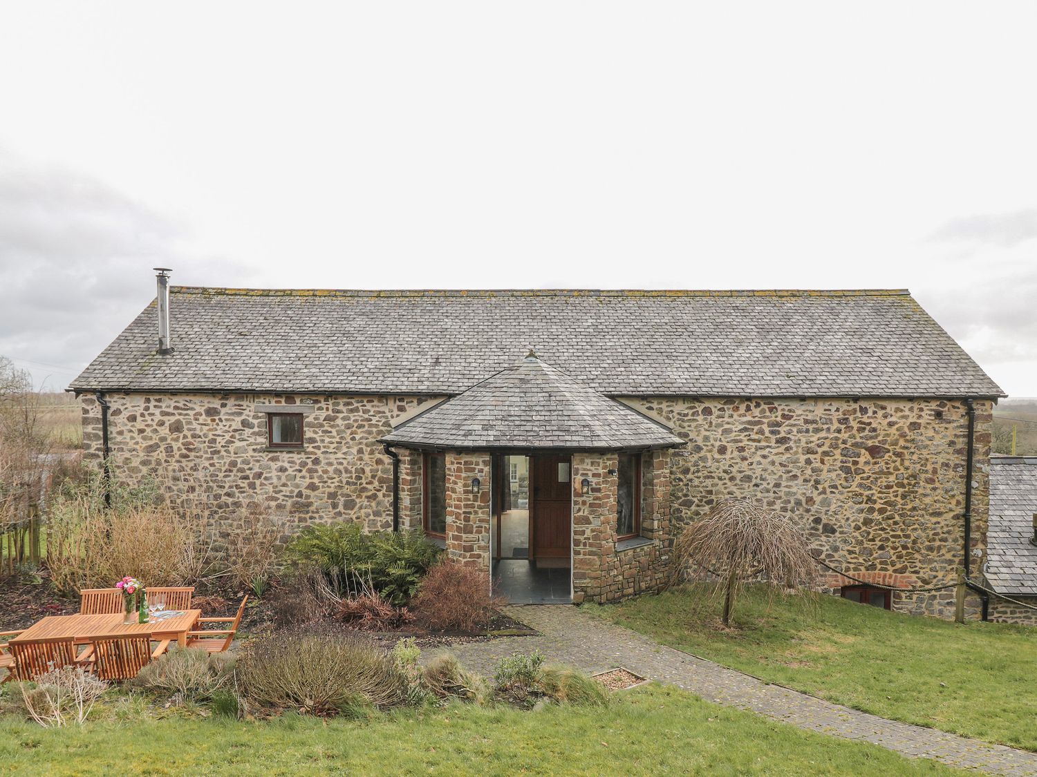 Hoppers Barn from Sykes Holiday Cottages. Hoppers Barn is in Pancrasweek near Holsworthy Pet