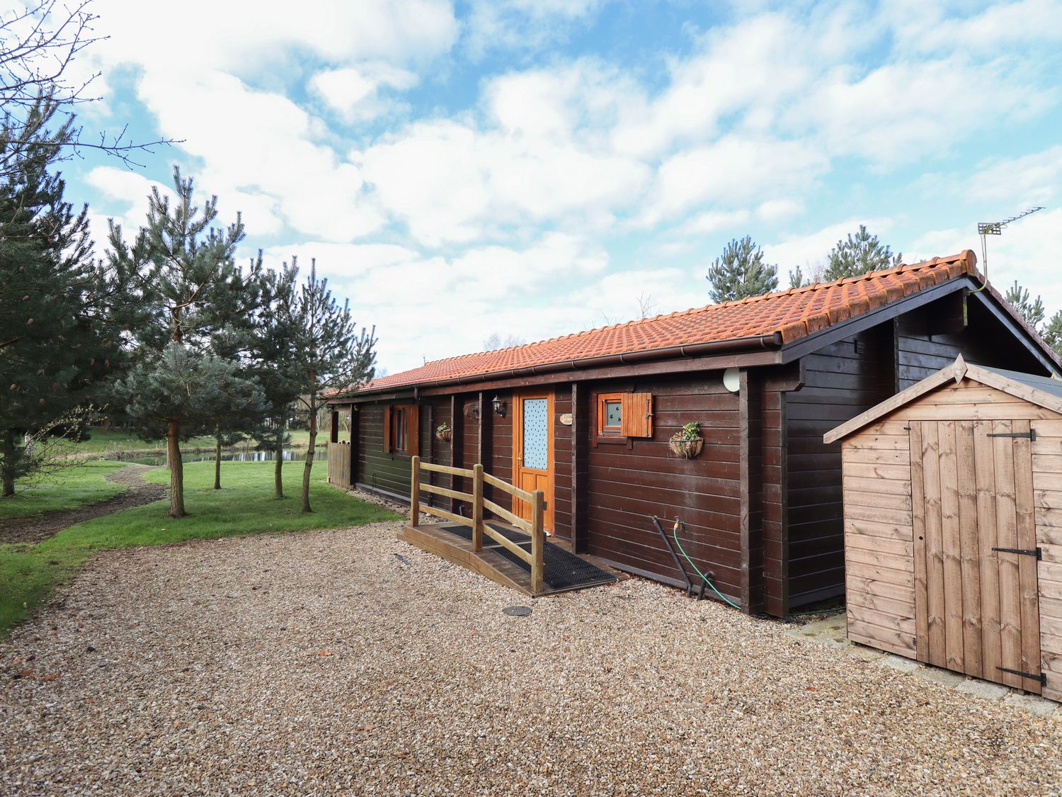 Little Owl Lodge from Sykes Holiday Cottages. Little Owl Lodge is in Stainfield near Bardney