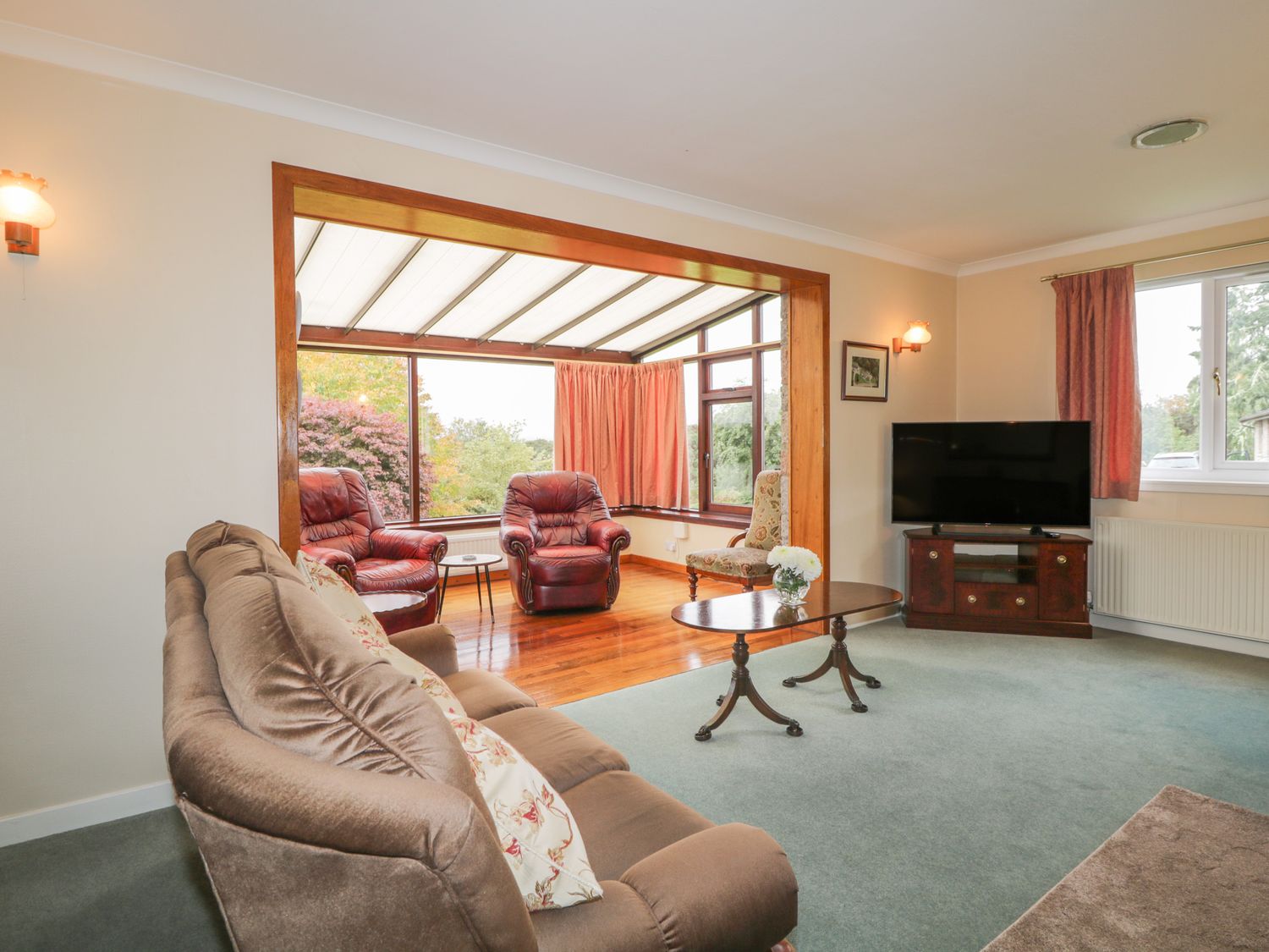 Lynmar from Sykes Holiday Cottages. Lynmar is in Muir Of Ord Pet Friendly, read reviews