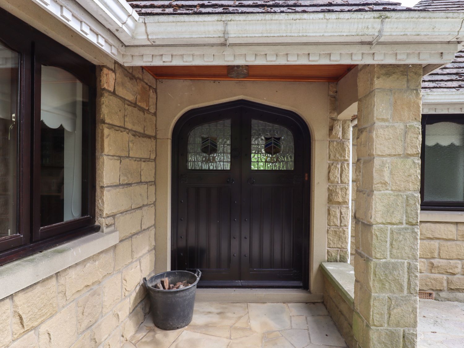 Oak Lea from Sykes Holiday Cottages. Oak Lea is in Dronfield , read