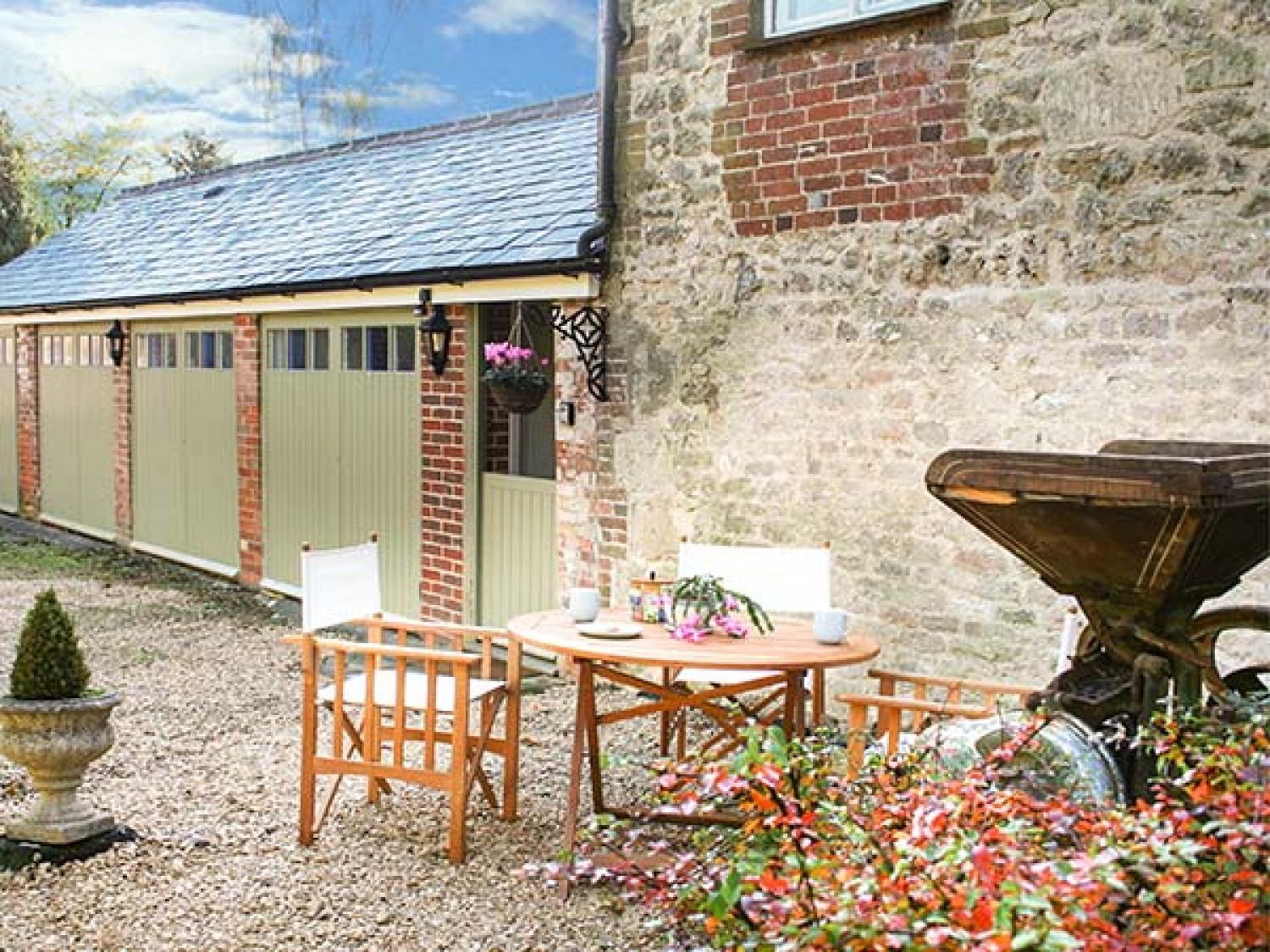 Old Cart Shed from Sykes Holiday Cottages. Old Cart Shed is in Lyneham