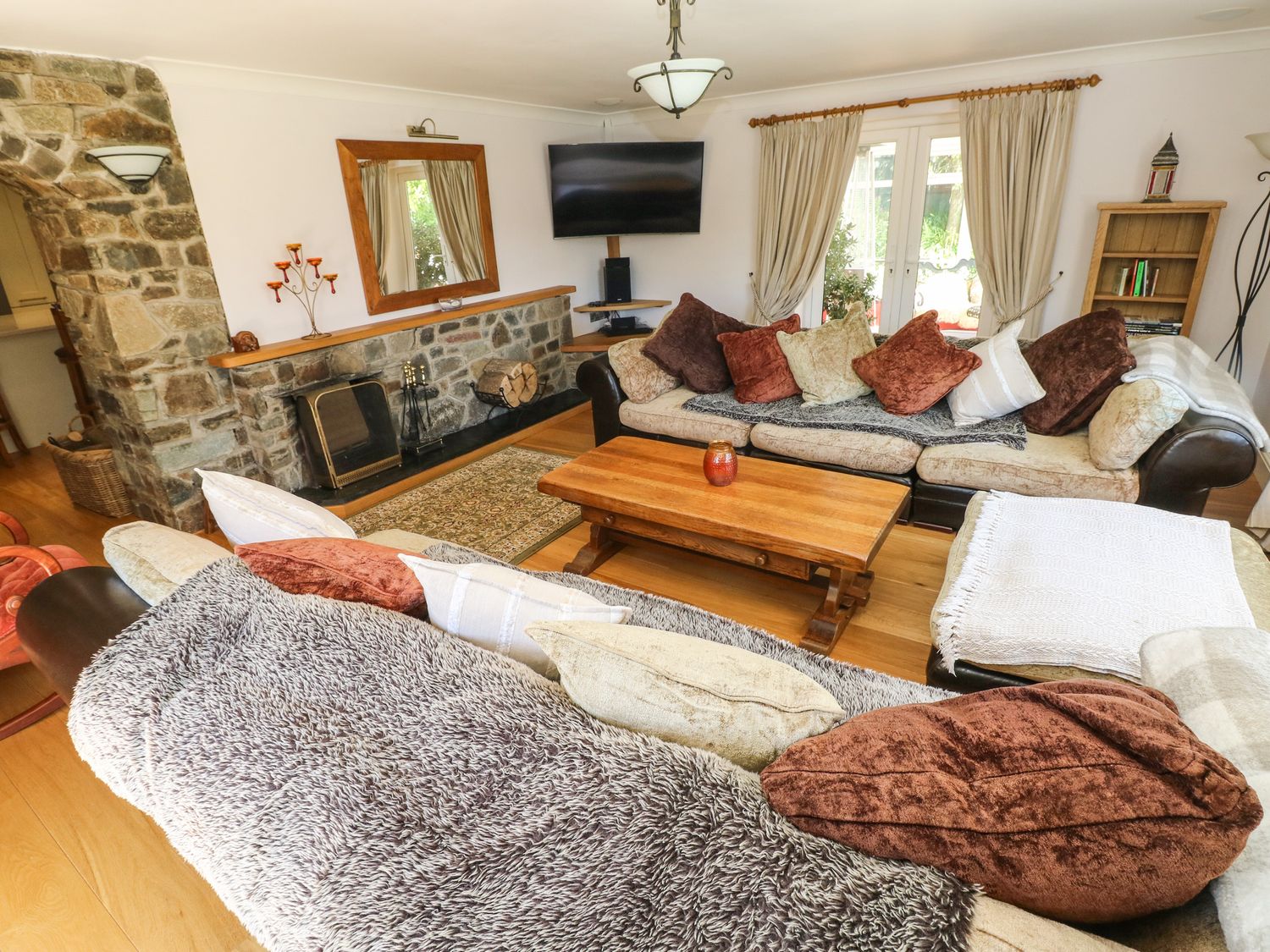 Sunnybrook from Sykes Holiday Cottages. Sunnybrook is in St Ishmael's near Marloes with hot