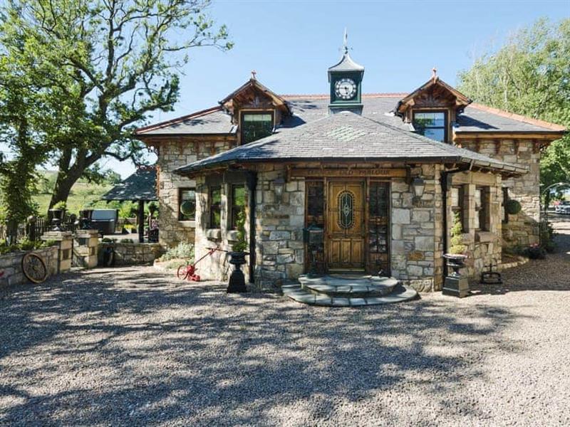 Tennox Parlour from Cottages 4 You. Tennox Parlour is in Kilbirnie, near Lochwinnoch, Ayrshire