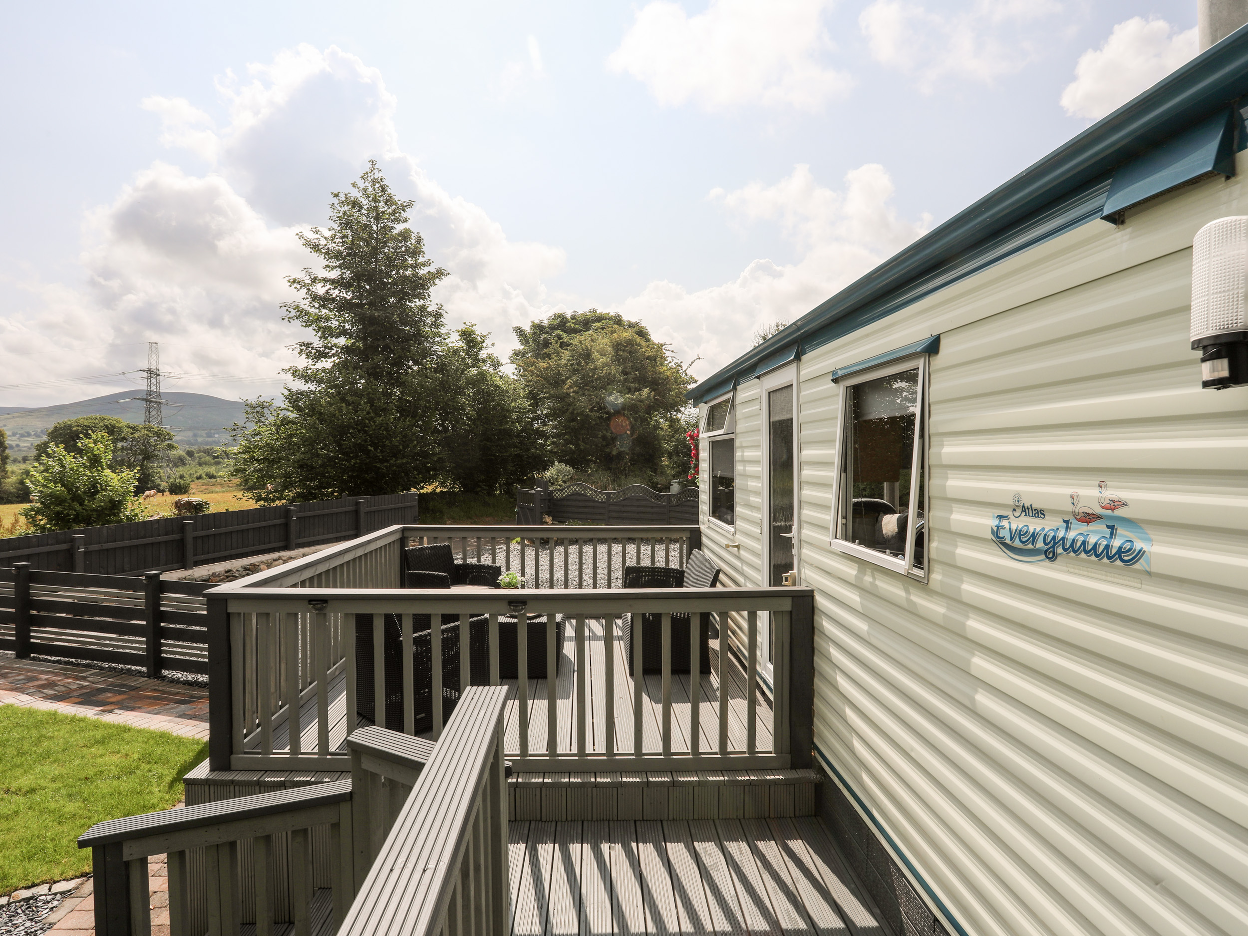 Tyn Clwt from Sykes Holiday Cottages. Tyn Clwt is in Penisa'r Waun near