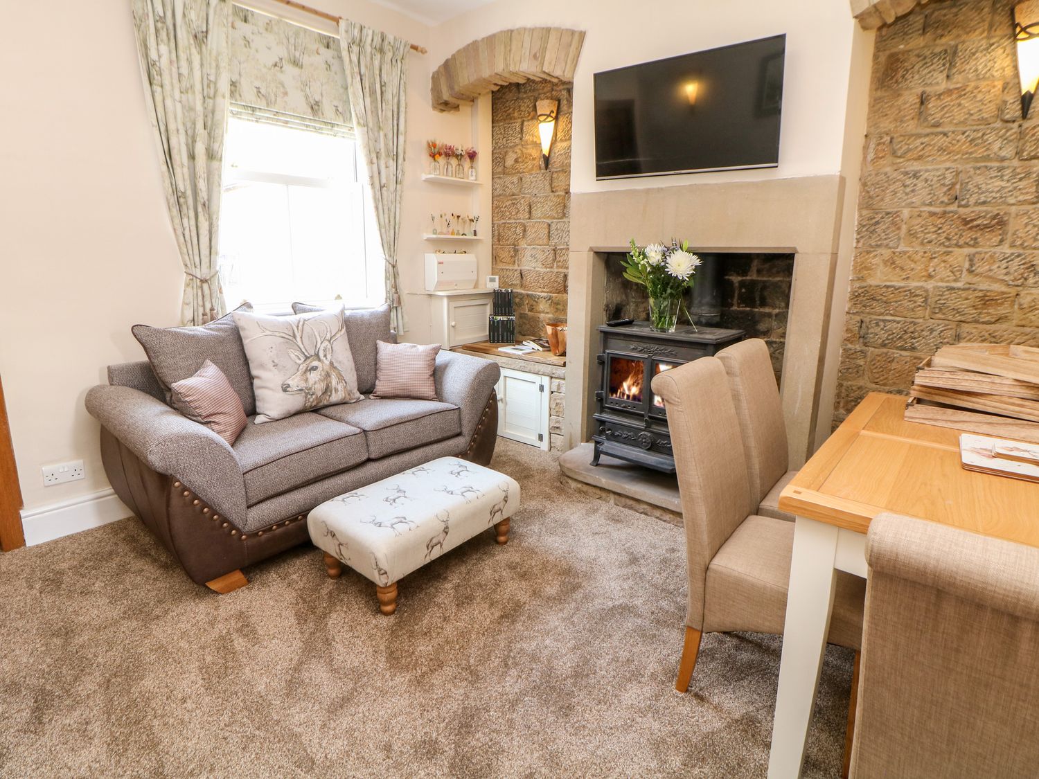 Waters Edge from Sykes Holiday Cottages. Waters Edge is in Bakewell